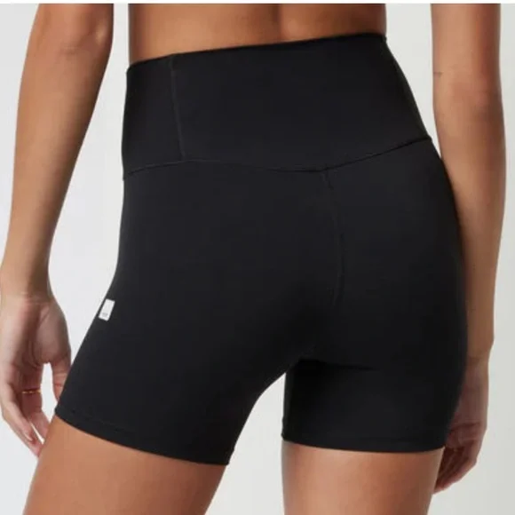 🆕Vuori All The Feels Short in Black • Brand New Tags Attached! - Picture 4 of 4